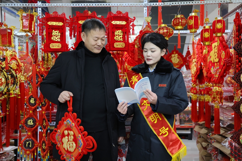 春节前夕，金沙娱乐城app
轮台县税务局干部走进轮台县年货节现场宣传税费优惠政策(拍摄者：苏宇)_副本.jpg